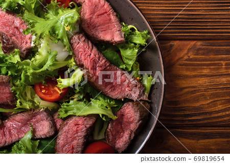 Salad with grilled beef medium roast Salad with grilled beef medium roast 69819654