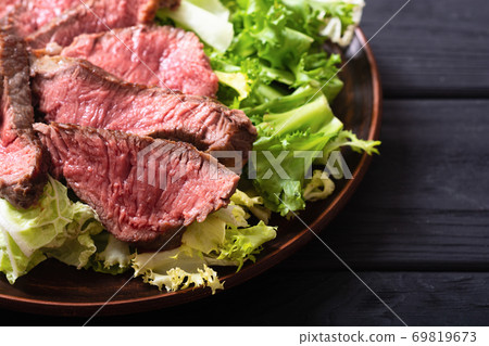 Salad with grilled beef medium roast 69819673
