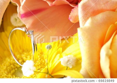 花中的鑽石戒指 69819849