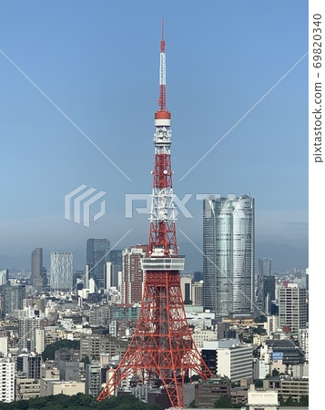 The blue sky is very beautiful when you see the Tokyo Tower in the daytime from the front. 69820340
