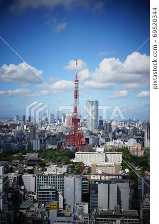 白天從前面看東京鐵塔時,藍天非常美麗。 白天從前面看東京鐵塔時,藍天非常美麗。 69820344