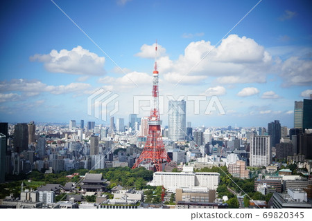 白天從前面看東京鐵塔時,藍天非常美麗。 白天從前面看東京鐵塔時,藍天非常美麗。 69820345