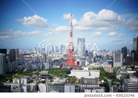 白天從前面看東京鐵塔時,藍天非常美麗。 白天從前面看東京鐵塔時,藍天非常美麗。 69820346