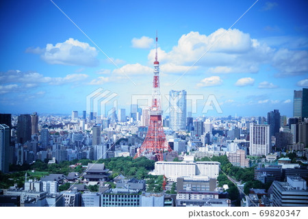 白天從前面看東京鐵塔時,藍天非常美麗。 白天從前面看東京鐵塔時,藍天非常美麗。 69820347