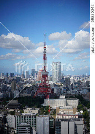 白天從前面看東京鐵塔時,藍天非常美麗。 白天從前面看東京鐵塔時,藍天非常美麗。 69820348