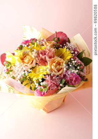 A colorful bouquet of various flowers 69820588
