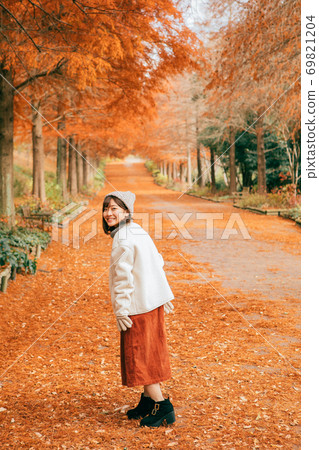 站在冬季公園的女孩 69821204