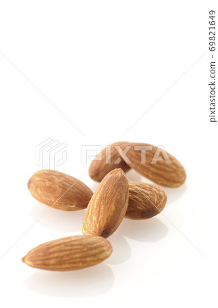 僅在白色背景上拍攝杏仁 69821649