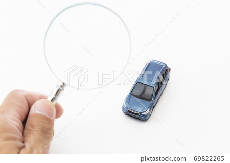 汽車和放大鏡 69822265
