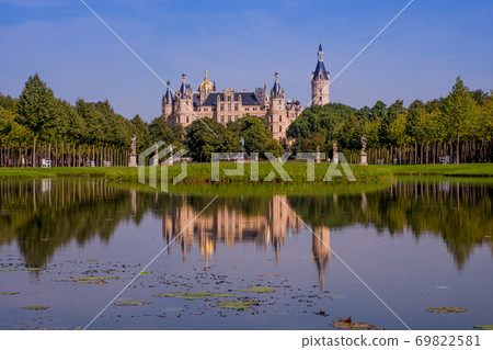 Beautiful fairytale castle in Schwerin on a summer day Beautiful fairytale castle in Schwerin on a summer day 69822581