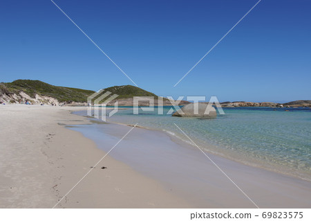 西澳大利亞珀斯以南400公里處被岩石包圍的美麗白色沙灘 69823575