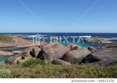 西澳大利亞珀斯以南400公里處被岩石包圍的美麗白色沙灘 69823576