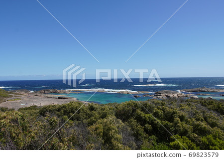西澳大利亞珀斯以南400公里處被岩石包圍的美麗白色沙灘 69823579