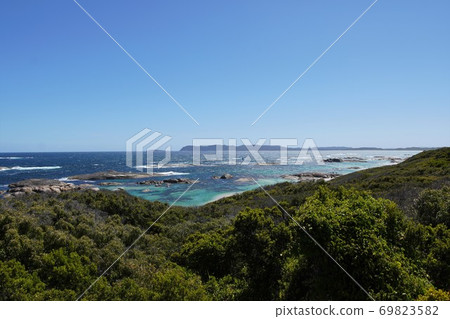 西澳大利亞珀斯以南400公里處被岩石包圍的美麗白色沙灘 西澳大利亞珀斯以南400公里處被岩石包圍的美麗白色沙灘 69823582