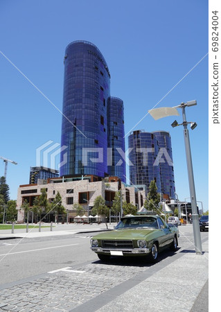 西澳大利亞珀斯市區的建築物和老爺車 西澳大利亞珀斯市區的建築物和老爺車 69824004