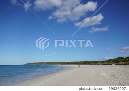 一個非常美麗的海灘,白色的沙灘,在蔚藍的天空澳大利亞珀斯邦克灣海灘瑪格麗特河 一個非常美麗的海灘,白色的沙灘,在蔚藍的天空澳大利亞珀斯邦克灣海灘瑪格麗特河 69824007