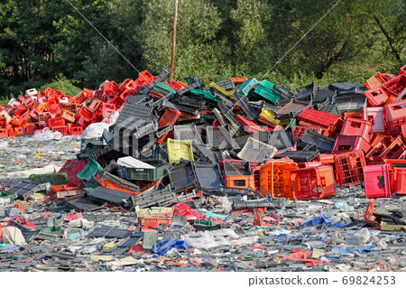 Plastic scrap 69824253