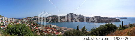 Dubrovnik port 69824262