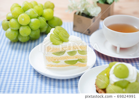 Cake with Shine Muscat and Shine Muscat Cake with Shine Muscat and Shine Muscat 69824991