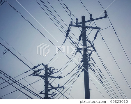 新月的景觀，灰色的夜空中有兩條電話線和電線相交 69825010