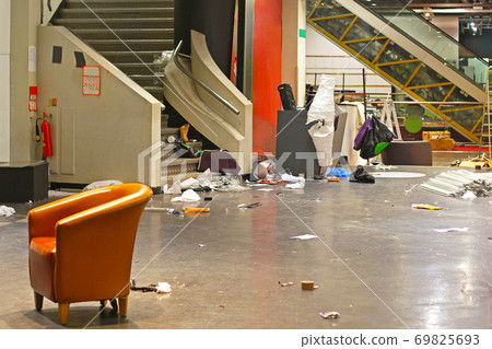 Store closing down 69825693