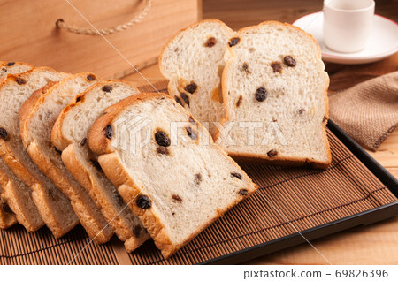 悠閒的下午茶時光烘培好剛出爐葡萄吐司 69826396