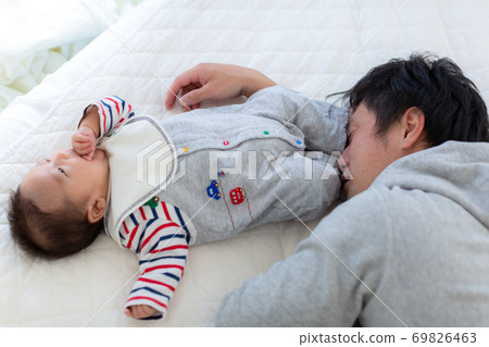 Father raising children Akachan tired of raising children 69826463