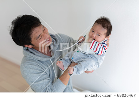 Father raising children Akachan parent and child 69826467