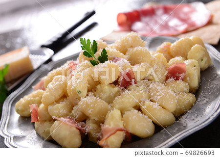 Gnocchi with prosciutto ham and cheese sauce Gnocchi with prosciutto ham and cheese sauce 69826693