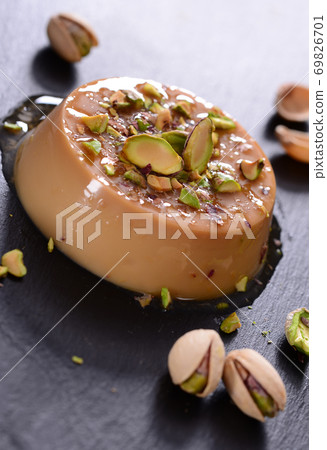 Panna cotta with pistachios nuts Panna cotta with pistachios nuts 69826701