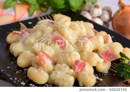 Gnocchi with prosciutto ham and cheese sauce Gnocchi with prosciutto ham and cheese sauce 69826740