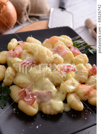 Gnocchi with prosciutto ham and cheese sauce Gnocchi with prosciutto ham and cheese sauce 69826742