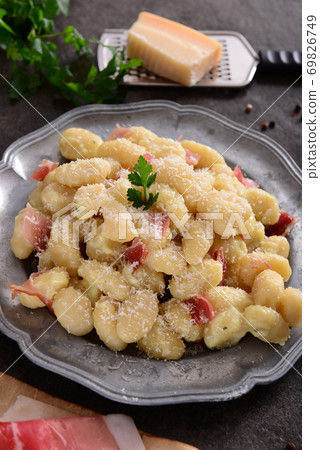 Gnocchi with prosciutto ham and cheese sauce 69826749