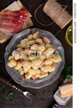 Gnocchi with prosciutto ham and cheese sauce Gnocchi with prosciutto ham and cheese sauce 69826750