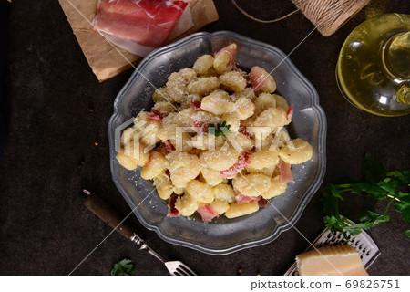 Gnocchi with prosciutto ham and cheese sauce Gnocchi with prosciutto ham and cheese sauce 69826751