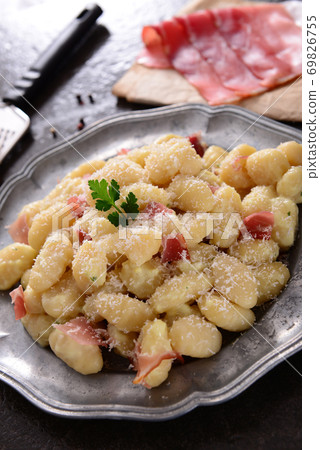 Gnocchi with prosciutto ham and cheese sauce Gnocchi with prosciutto ham and cheese sauce 69826755