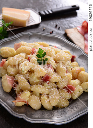 Gnocchi with prosciutto ham and cheese sauce Gnocchi with prosciutto ham and cheese sauce 69826756