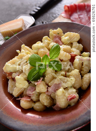 Gnocchi with prosciutto ham and cheese sauce Gnocchi with prosciutto ham and cheese sauce 69826761