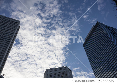 View from the skyscrapers of Tokyo Nishi-Shinjuku 69828289