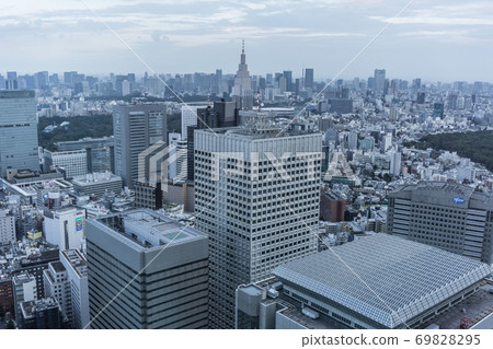 東京西新宿摩天大樓的景色 東京西新宿摩天大樓的景色 69828295