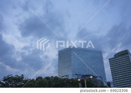 東京西新宿摩天大樓的景色 東京西新宿摩天大樓的景色 69828306