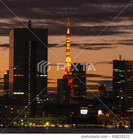 Tokyo Bay, Tokyo Tower at sunset and sunset 69828322