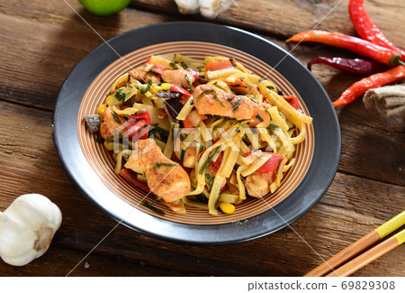 Traditional indonesian meal bami goreng with noodles, vegetables and chicken 69829308