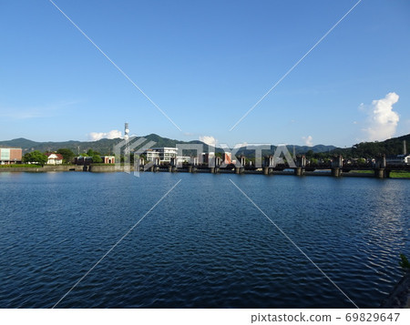 風浪傳播的河面景色和衝壩 69829647