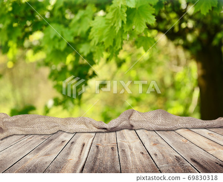 Empty table Empty table 69830318