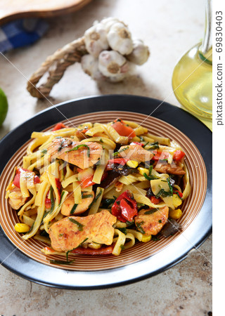 Noodles with chicken and vegetabels 69830403