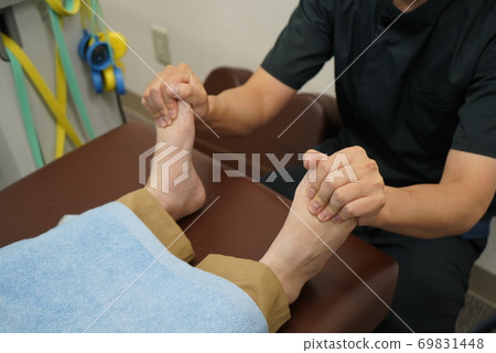 Foot massage 69831448