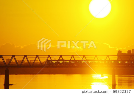 Keio Line passing the morning glow and Tamagawa Bridge 69832357