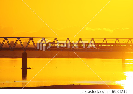 Keio Line passing the morning glow and Tamagawa Bridge Keio Line passing the morning glow and Tamagawa Bridge 69832391