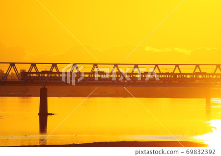 京王線通過晨曦和玉川橋 京王線通過晨曦和玉川橋 69832392